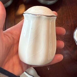 Alco Industries White Ruffle Shell Shaped Salt or People Shaker (Singular)